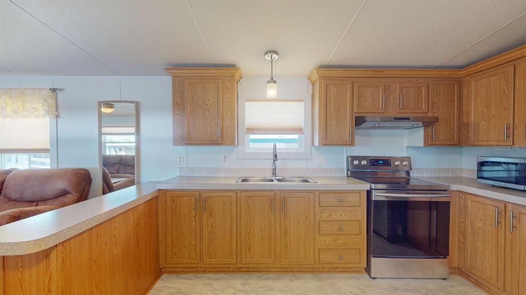 For Sale: $225,000 (2 beds, 2 baths, 924 Square Feet)