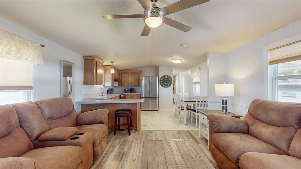 For Sale: $225,000 (2 beds, 2 baths, 924 Square Feet)