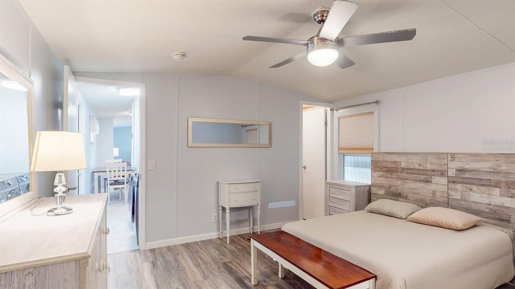 For Sale: $225,000 (2 beds, 2 baths, 924 Square Feet)