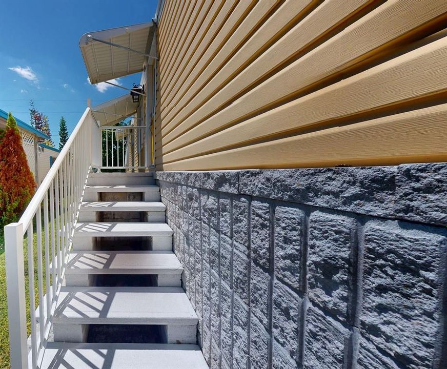 For Sale: $225,000 (2 beds, 2 baths, 924 Square Feet)