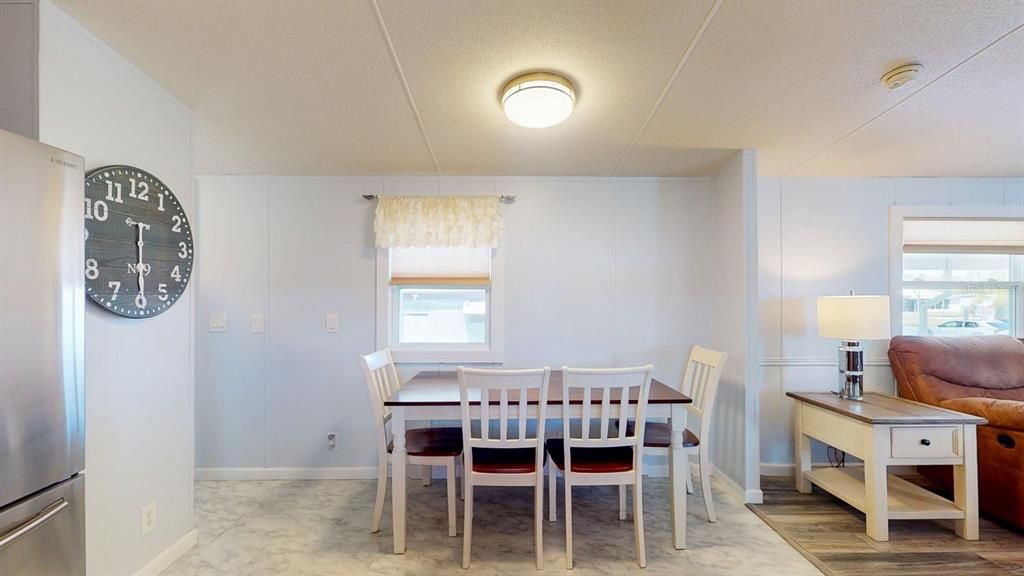 For Sale: $225,000 (2 beds, 2 baths, 924 Square Feet)