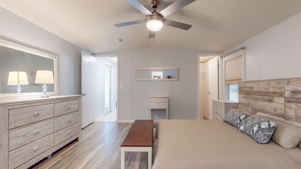 For Sale: $225,000 (2 beds, 2 baths, 924 Square Feet)