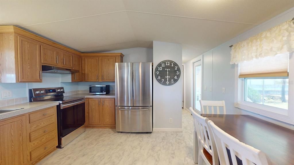 For Sale: $225,000 (2 beds, 2 baths, 924 Square Feet)