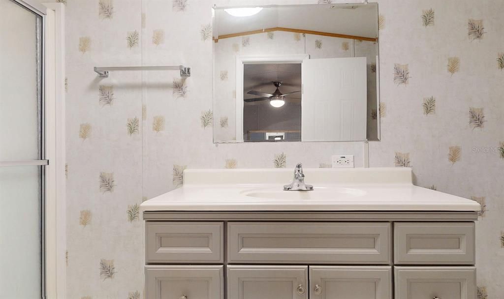 For Sale: $225,000 (2 beds, 2 baths, 924 Square Feet)