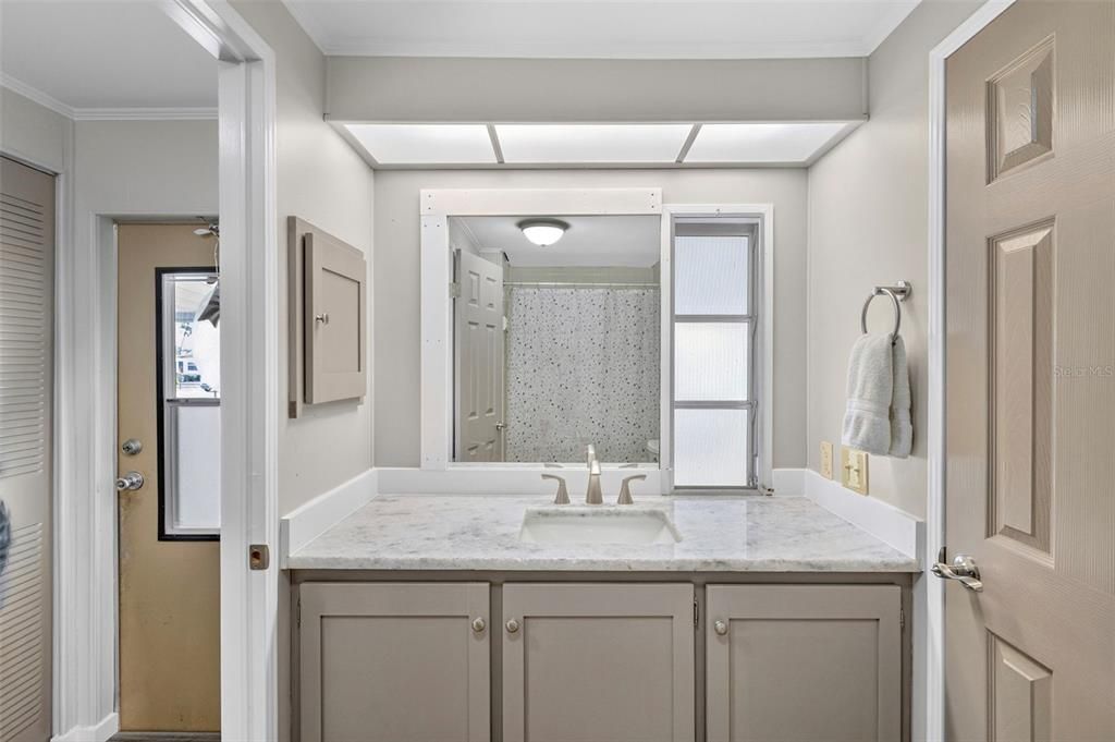 На продажу: $179,900 (2 спален, 2 ванн, 1375 Квадратных фут)