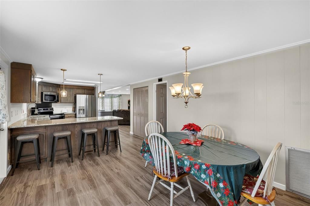 На продажу: $179,900 (2 спален, 2 ванн, 1375 Квадратных фут)