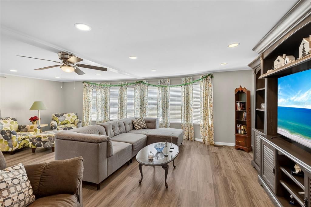 На продажу: $179,900 (2 спален, 2 ванн, 1375 Квадратных фут)