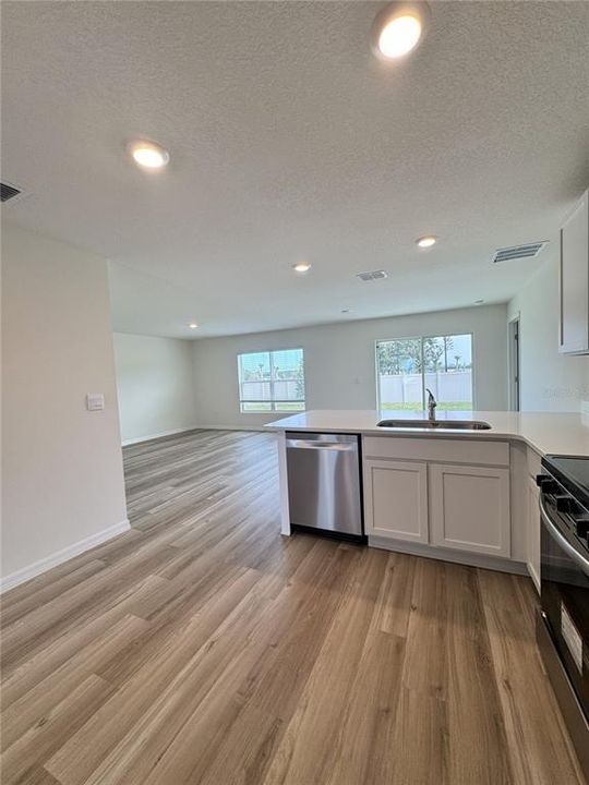 For Rent: $1,800 (3 beds, 2 baths, 1408 Square Feet)