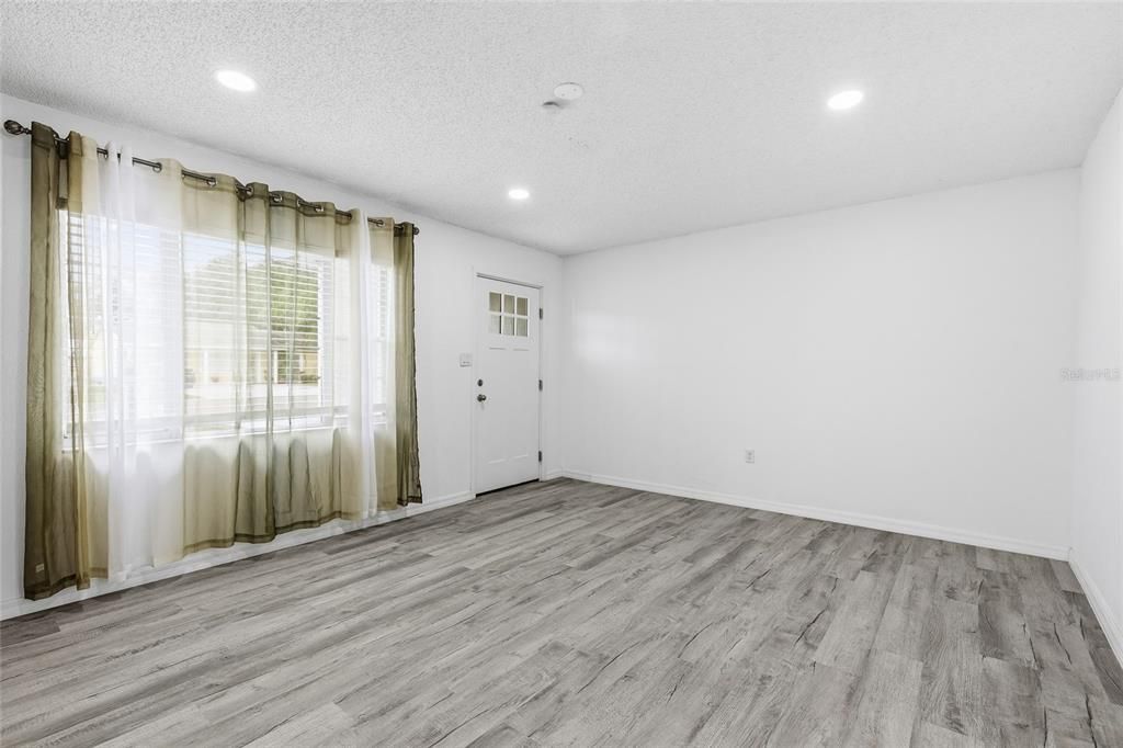 For Sale: $275,000 (4 beds, 3 baths, 1420 Square Feet)