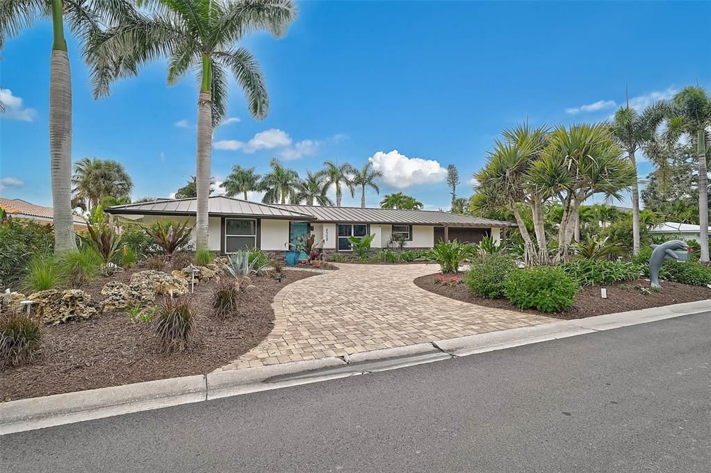 For Sale: $2,690,000 (3 beds, 2 baths, 2238 Square Feet)