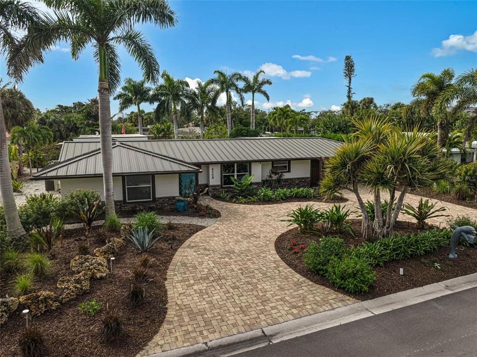 For Sale: $2,690,000 (3 beds, 2 baths, 2238 Square Feet)