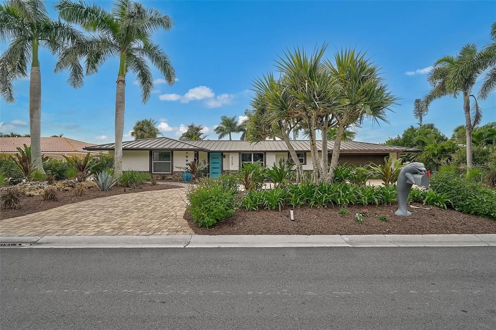 For Sale: $2,690,000 (3 beds, 2 baths, 2238 Square Feet)