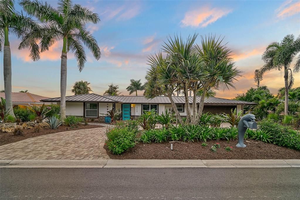 For Sale: $2,690,000 (3 beds, 2 baths, 2238 Square Feet)