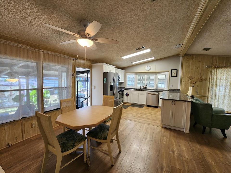 待售: $159,000 (2 贝兹, 2 浴室, 1056 平方英尺)