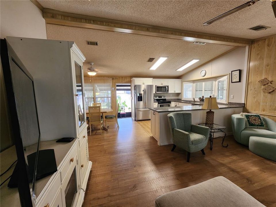 待售: $159,000 (2 贝兹, 2 浴室, 1056 平方英尺)