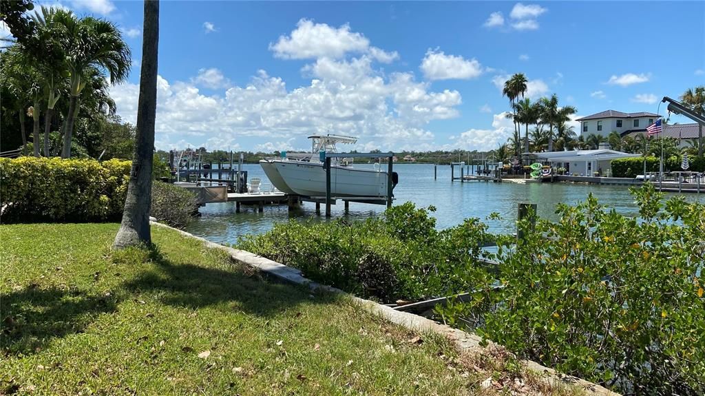 На продажу: $895,000 (0.16 acres)