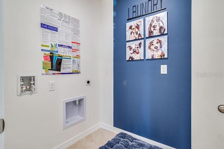 На продажу: $399,990 (4 спален, 2 ванн, 1828 Квадратных фут)