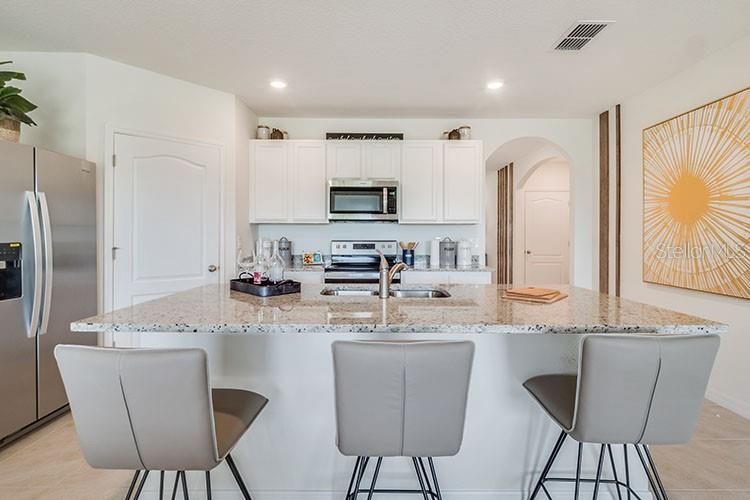 На продажу: $399,990 (4 спален, 2 ванн, 1828 Квадратных фут)