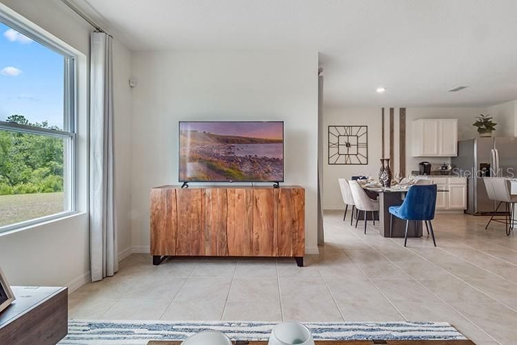 На продажу: $399,990 (4 спален, 2 ванн, 1828 Квадратных фут)