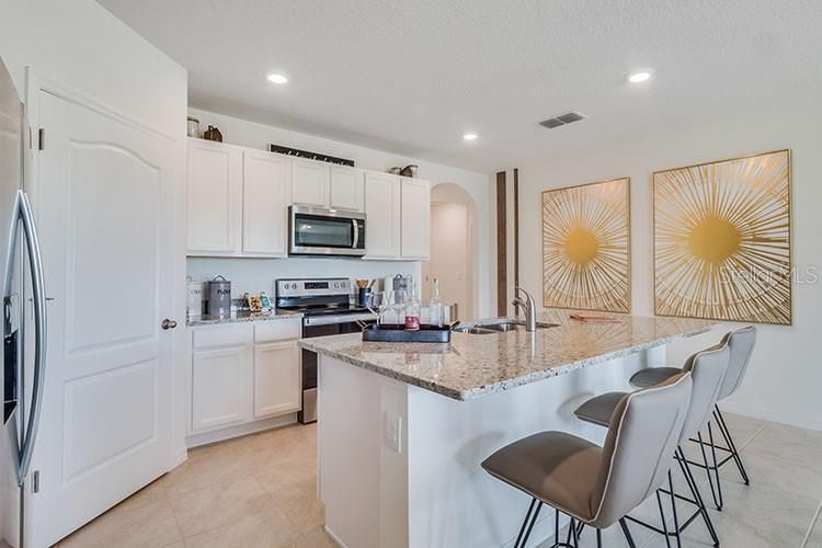 На продажу: $399,990 (4 спален, 2 ванн, 1828 Квадратных фут)