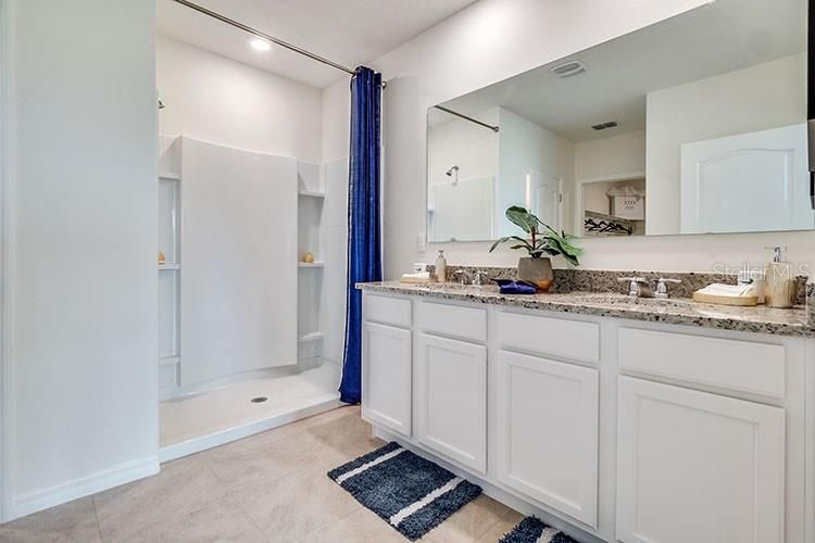 На продажу: $399,990 (4 спален, 2 ванн, 1828 Квадратных фут)