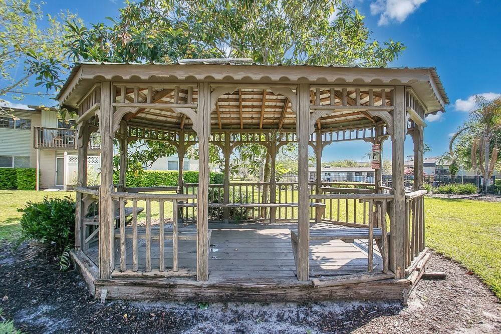 待售: $129,900 (2 贝兹, 1 浴室, 881 平方英尺)