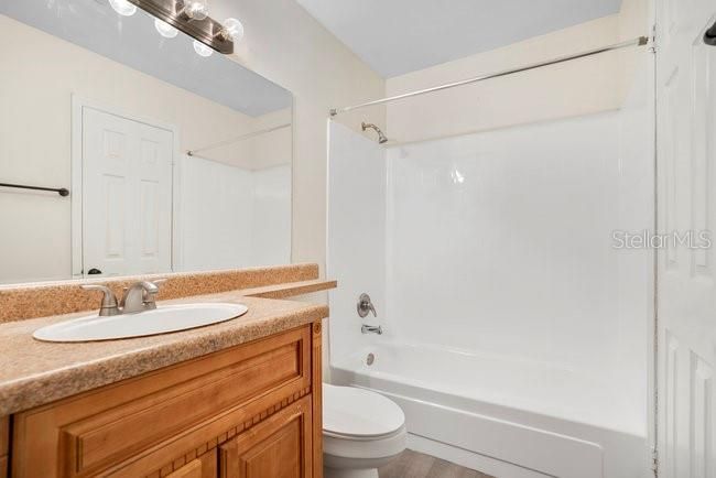 待售: $129,900 (2 贝兹, 1 浴室, 881 平方英尺)