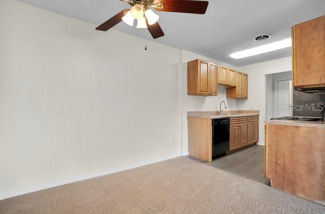 待售: $129,900 (2 贝兹, 1 浴室, 881 平方英尺)