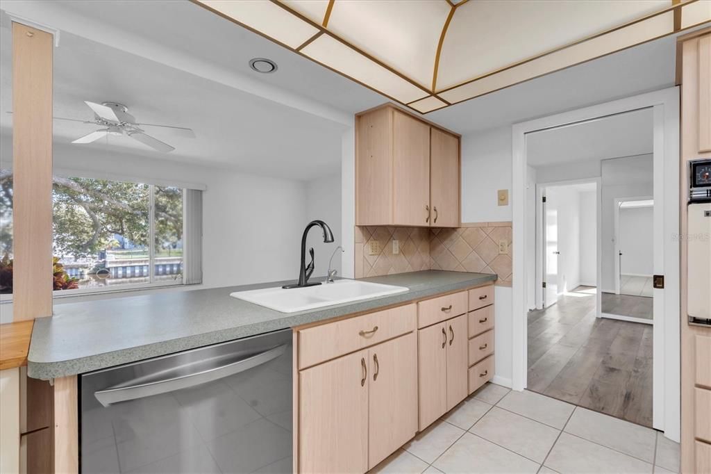 待售: $525,000 (2 贝兹, 2 浴室, 1677 平方英尺)