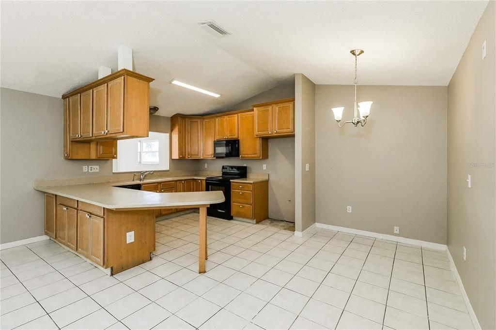 Под контрактом: $399,000 (3 спален, 2 ванн, 1540 Квадратных фут)