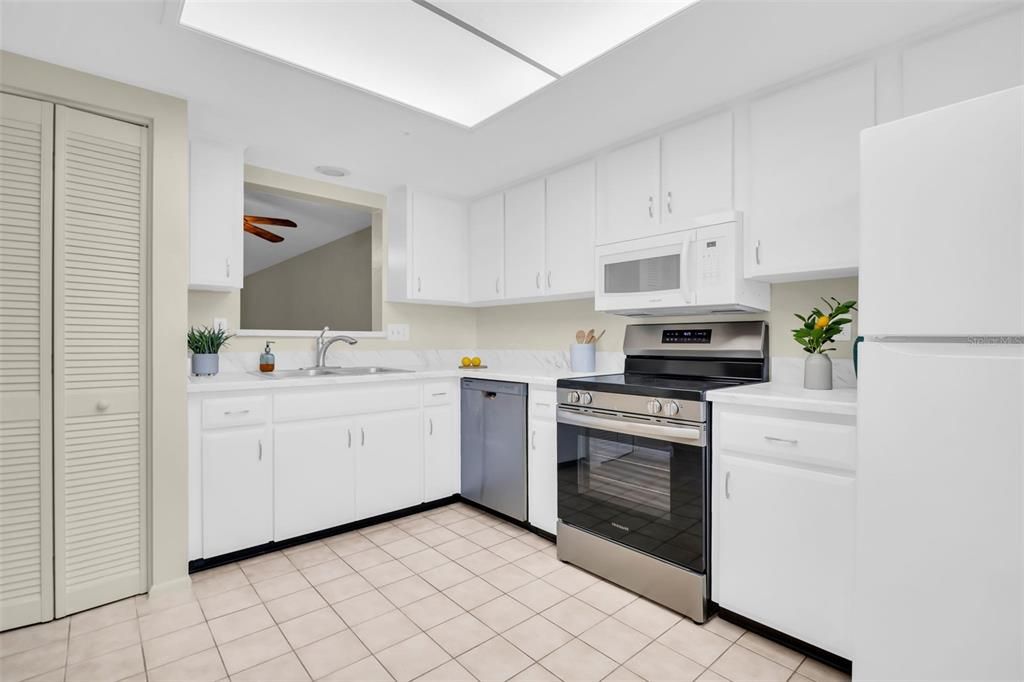 На продажу: $289,900 (2 спален, 2 ванн, 1230 Квадратных фут)