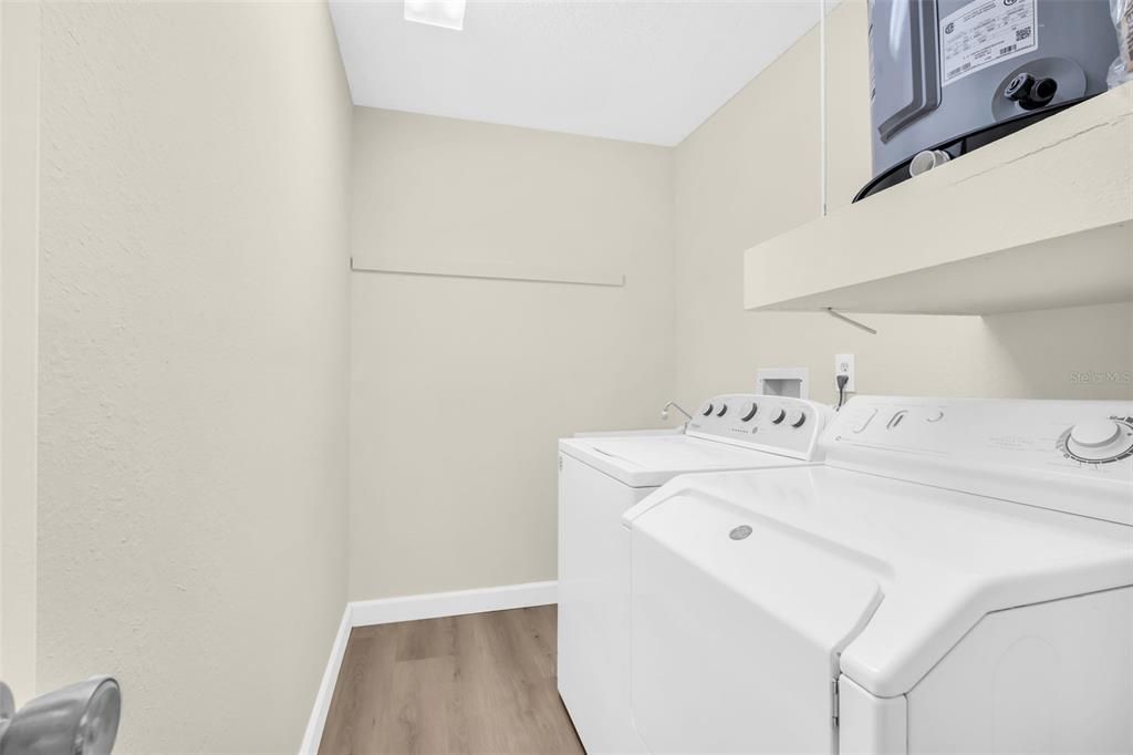 На продажу: $289,900 (2 спален, 2 ванн, 1230 Квадратных фут)