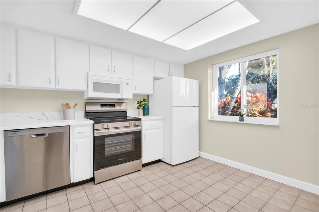 На продажу: $289,900 (2 спален, 2 ванн, 1230 Квадратных фут)