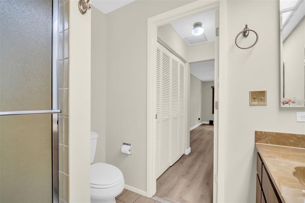 На продажу: $289,900 (2 спален, 2 ванн, 1230 Квадратных фут)