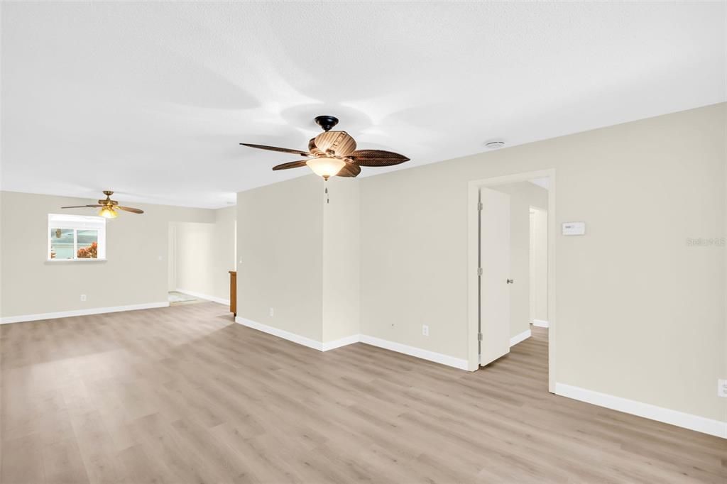 На продажу: $289,900 (2 спален, 2 ванн, 1230 Квадратных фут)