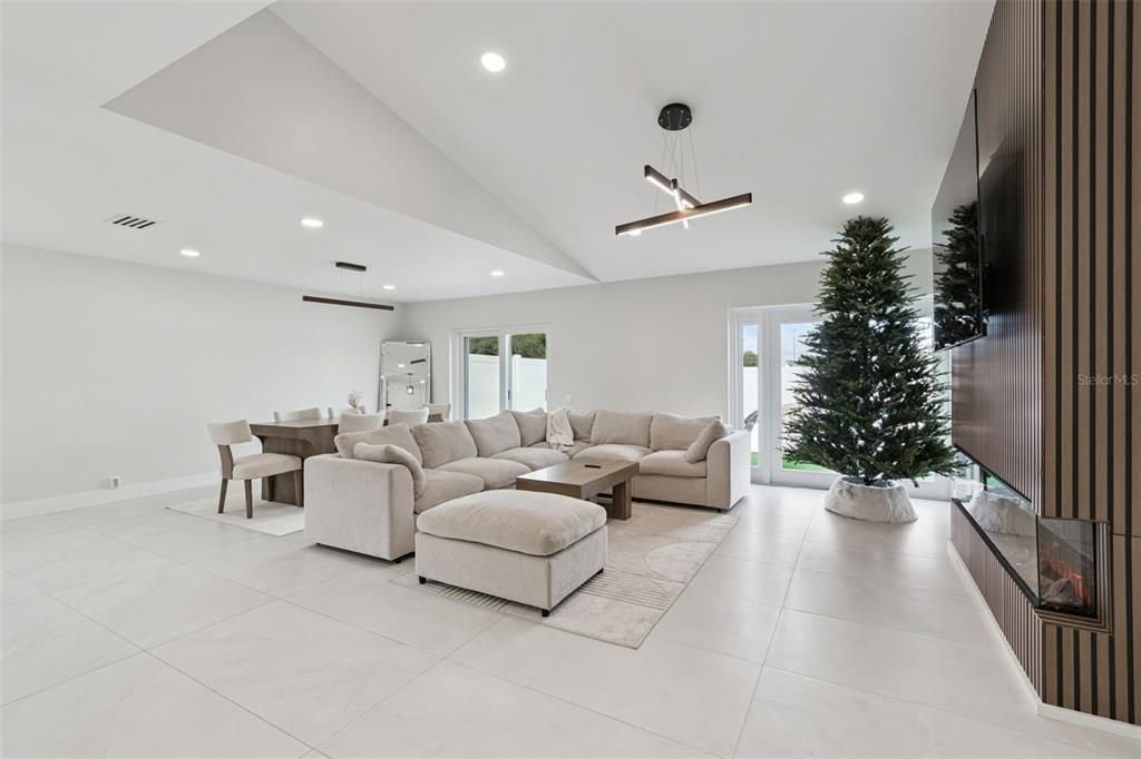 For Sale: $599,000 (3 beds, 2 baths, 1527 Square Feet)