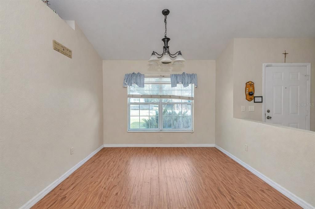 На продажу: $225,000 (3 спален, 2 ванн, 1445 Квадратных фут)