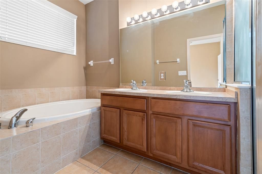 For Rent: $2,500 (3 beds, 2 baths, 1806 Square Feet)