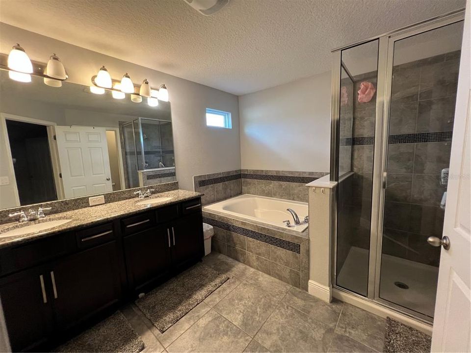 For Rent: $3,500 (5 beds, 4 baths, 3141 Square Feet)