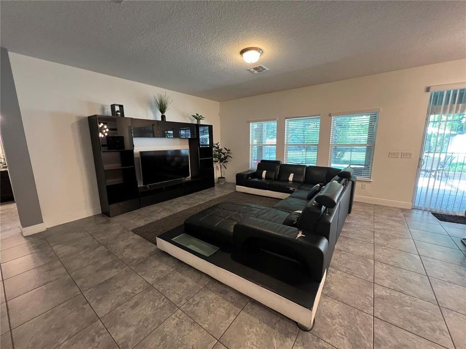 For Rent: $3,500 (5 beds, 4 baths, 3141 Square Feet)