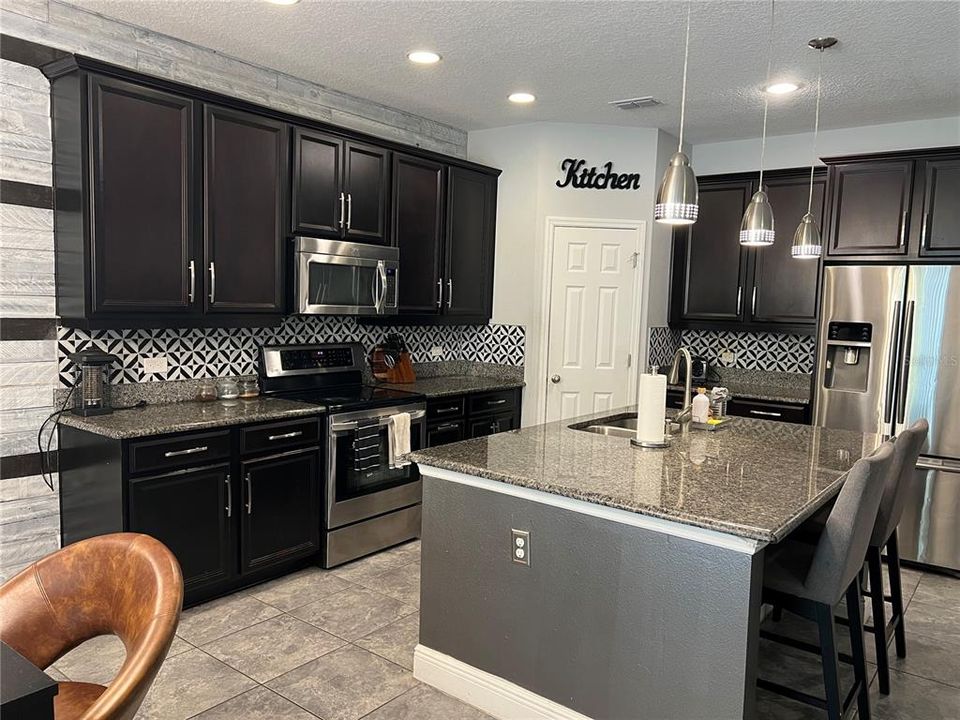 For Rent: $3,500 (5 beds, 4 baths, 3141 Square Feet)