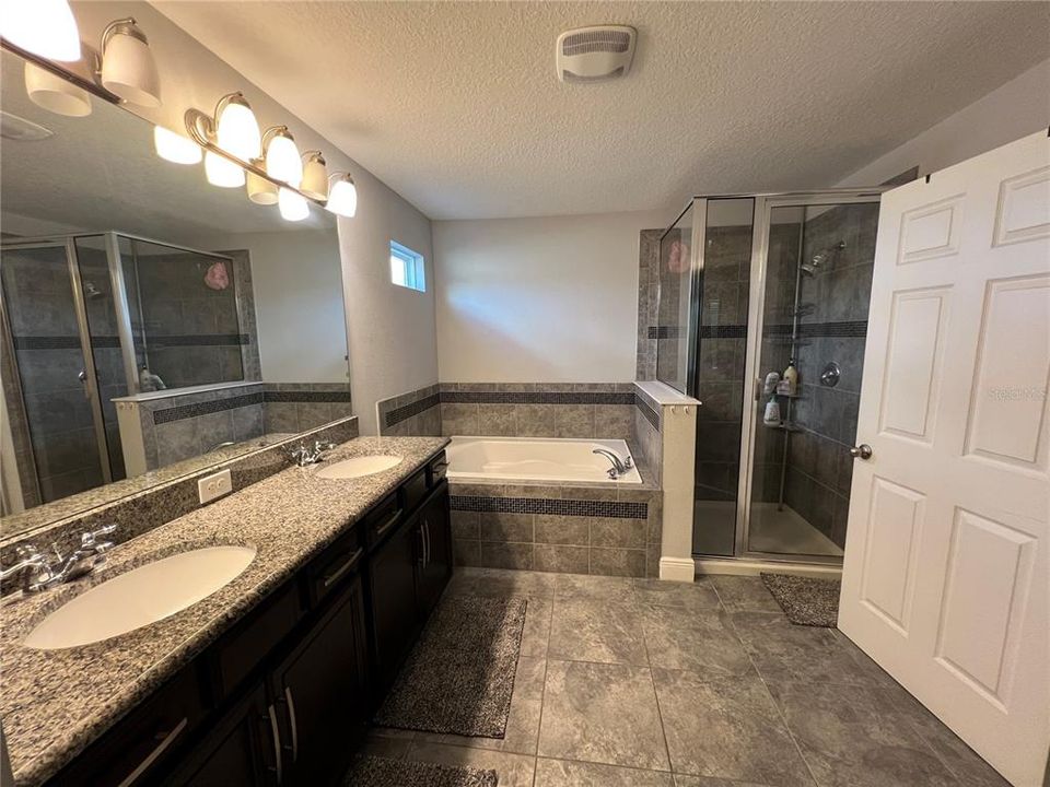 For Rent: $3,500 (5 beds, 4 baths, 3141 Square Feet)