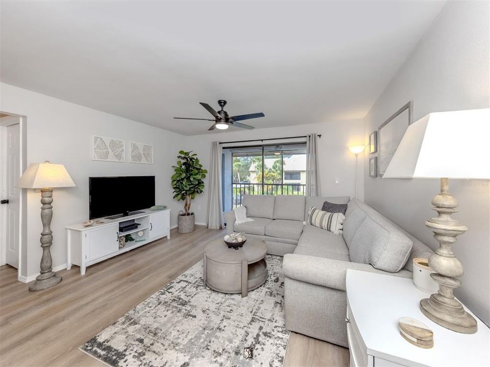 На продажу: $255,000 (2 спален, 2 ванн, 1064 Квадратных фут)