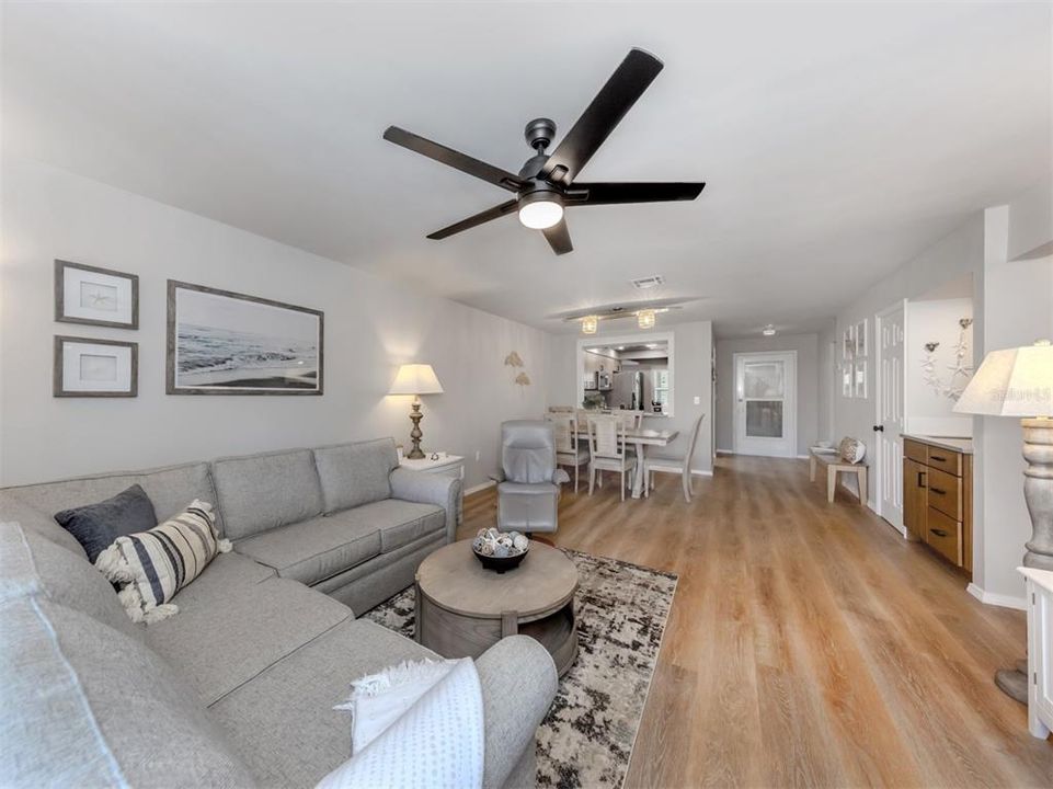 На продажу: $255,000 (2 спален, 2 ванн, 1064 Квадратных фут)