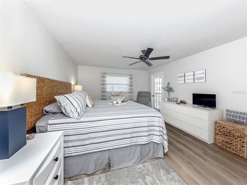 На продажу: $255,000 (2 спален, 2 ванн, 1064 Квадратных фут)