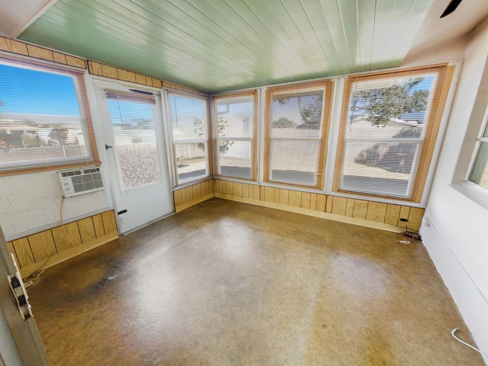 For Sale: $209,000 (2 beds, 2 baths, 1096 Square Feet)