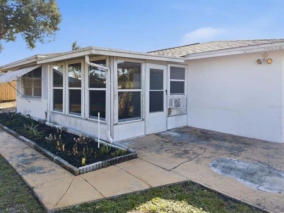 For Sale: $209,000 (2 beds, 2 baths, 1096 Square Feet)