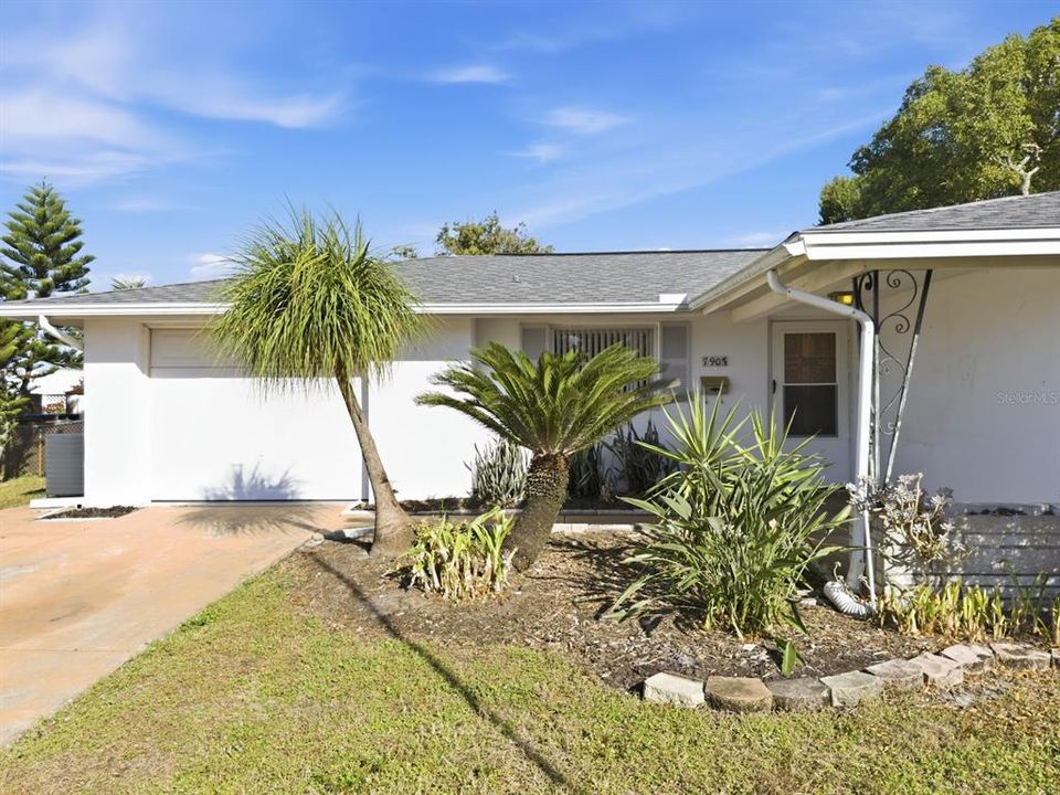 For Sale: $209,000 (2 beds, 2 baths, 1096 Square Feet)