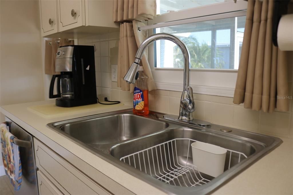 待售: $140,000 (2 贝兹, 2 浴室, 912 平方英尺)