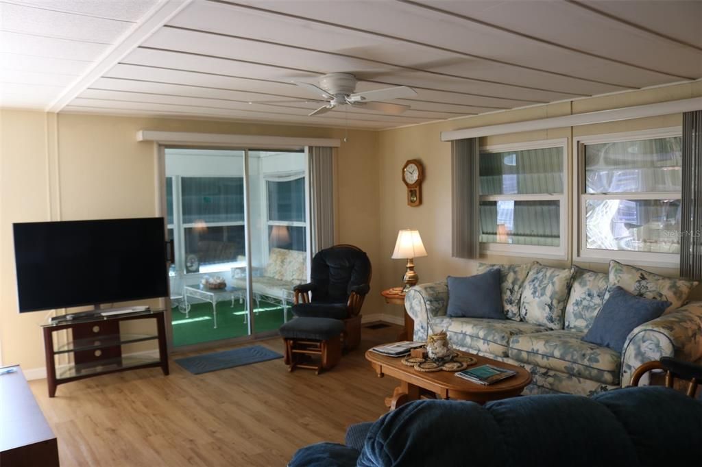 待售: $140,000 (2 贝兹, 2 浴室, 912 平方英尺)